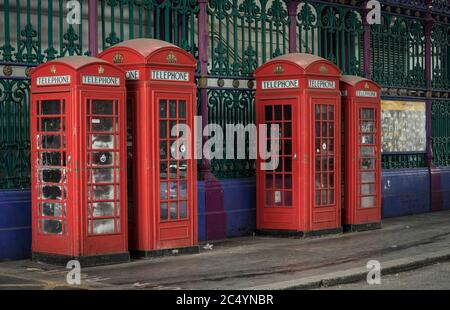 scatole telefoniche rosse a londra Foto Stock