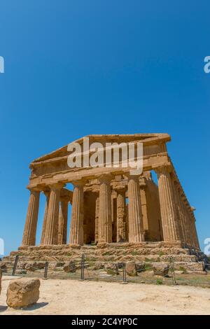 Il Tempio della Concordia (greco: Harmonia) , costruito intorno al 440-430 a.C., che è un antico tempio greco dell'antica città di Akragas, situato nella Valle Foto Stock