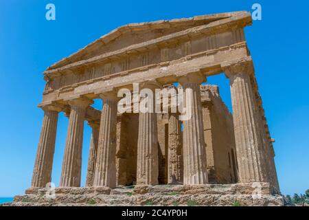 Il Tempio della Concordia (greco: Harmonia) , costruito intorno al 440-430 a.C., che è un antico tempio greco dell'antica città di Akragas, situato nella Valle Foto Stock