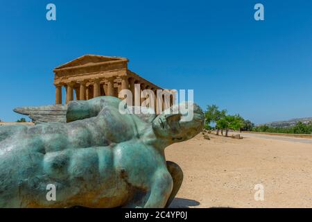 Ikaro caduto (Icarus caduto) scultura in bronzo dell'artista polacco Igor Mitoraj di fronte al Tempio della Concordia (greco: Harmonia) , costruita nel 440-430 a.C. Foto Stock