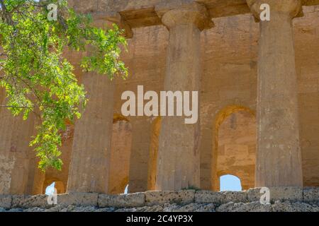 Particolare del Tempio della Concordia (greco: Harmonia) , costruito intorno al 440-430 a.C., che è un antico tempio greco dell'antica città di Akragas, situato in Foto Stock