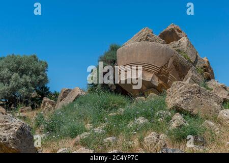 Resti del Tempio greco di Zeus Olimpio ad Agrigento, la Sicilia era il più grande tempio dorico mai costruito, situato nell'antica città di Akraga Foto Stock