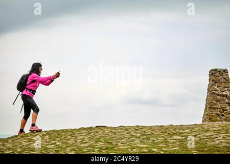 Summit pietra monumento MAM Tor collina vicino Castleton nella cima alta del Derbyshire, Inghilterra Foto Stock