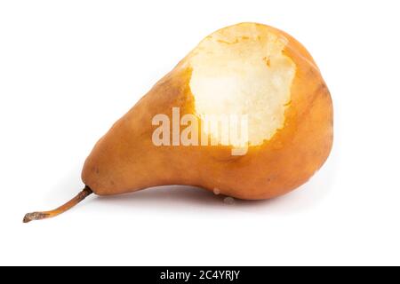 Una succosa pera Bosc con un morso estratto da esso isolato su bianco Foto Stock