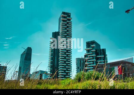 Milano, Italia, 06.29.2020: Vista dal parco della Biblioteca degli alberi, Parco Biblioteca degli alberi Milano di appartamenti e uffici futuristici e di lusso all'interno del parco Foto Stock