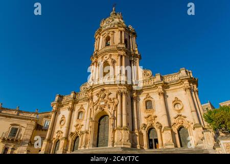 La Cattedrale di San Giorgio (San Giorgio) nella città di Modica (Patrimonio dell'Umanità dell'UNESCO) sull'isola di Sicilia in Italia. Foto Stock