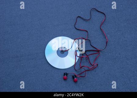 Immagine concettuale - CD Rom con auricolari Foto Stock