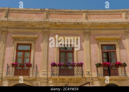 Particolare di una casa in Piazza del Duomo a Ortigia il centro storico di Siracusa sull'isola di Sicilia. Foto Stock