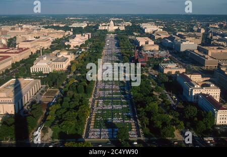 WASHINGTON, DC, USA, 11 OTTOBRE 1996 - Vista aerea di Aids Memorial Quilt sul National Mall. Foto Stock