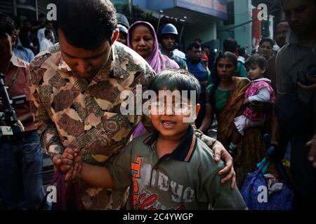 I membri della famiglia degli ufficiali dell'esercito che erano ostaggi degli uomini ribelli della BDR durante il mutinismo, uscendo dopo essere stato rilasciato. Pilkhana, Dhaka, Ba Foto Stock