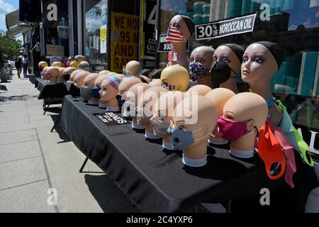 Maschere per coronavirus in vendita, NJ Foto Stock