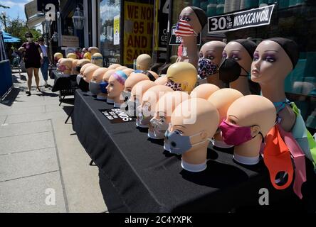 Mascherine Corvid in vendita, marciapiede fuori negozio, NJ Foto Stock