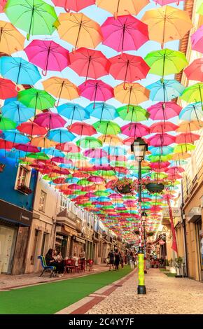 Agueda, Portogallo - 19 luglio 2019: Vista sulla famosa via di Águeda, in Portogallo, decorata con ombrelloni di vari colori. Foto Stock