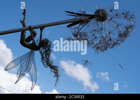 Filo abbastanza scultura da Robin Wight o filo fantasia. Trentham Gardens, Stoke-on-Trent, Staffordshire, Regno Unito Foto Stock