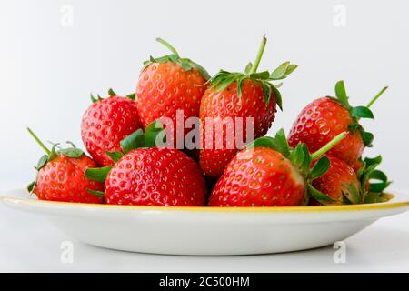 Un arco di fragole rosse fresche isolato con fondo bianco. Foto Stock
