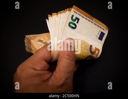 Mazzo di banconote con mano: Concetti vari Foto Stock