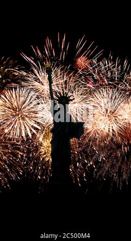 Statua della libertà sullo sfondo di fuochi d'artificio, giorno dell'indipendenza Foto Stock