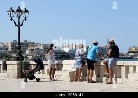 Turisti che camminano sul lungomare degli eroi di Otranto, Salento, Puglia, Italia Foto Stock