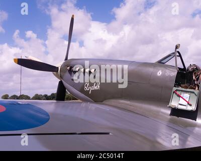 Primo piano di un Supermarine Spitfire IX ad Aero Legends, Headcorn (Lashenden), UK., Elizabeth NH341 Foto Stock