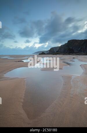 Rockpools sulla spiaggia di Sandymouth Bay Foto Stock