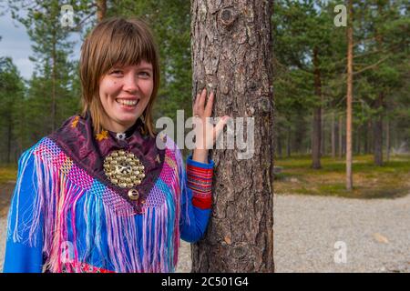 Ritratto di una giovane donna Sami in abiti tradizionali vicino a Ivalo, un villaggio di Inari, Lapponia, nel nord della Finlandia. Foto Stock