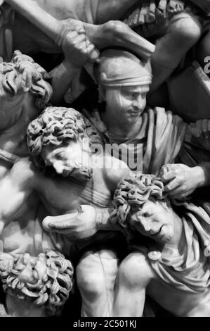 Foto in bianco e nero che mostra i dettagli di una grande scultura in marmo Di una scena di battaglia nell'antica Roma Foto Stock
