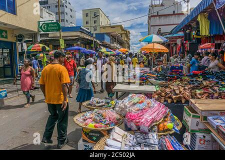 Port Louis, Mauritius, 2015 dicembre - gente al mercato di strada trafficato fuori del mercato ufficiale della capitale Foto Stock