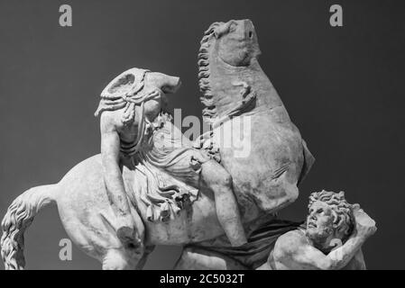 Foto in bianco e nero di antiche statue romane in rovina mostra un soldato senza testa che cavalca un cavallo contro un uomo a terra Foto Stock