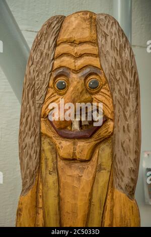 Statua di troll in legno a Svolvaer nella contea di Nordland, Isole Lofoten, Norvegia. Foto Stock