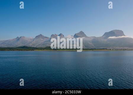 Vista della catena montuosa delle sette Sorelle, con le sue caratteristiche sette cime, si trova sull'isola di Alstenoya, Norvegia. Foto Stock
