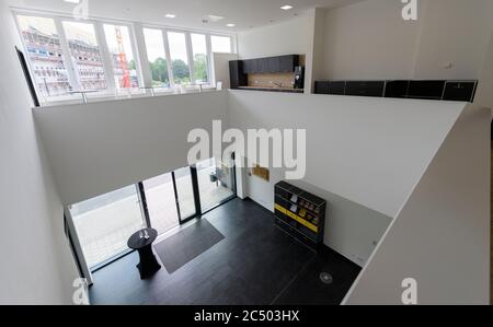 Dresda, Germania. 26 Giugno 2020. Vista nel foyer durante l'apertura del nuovo centro di formazione di Dynamo Dresden chiamato 'AOK Plus Walter-Fritzsch-Akademie'. Credit: Robert Michael/dpa-Zentralbild/dpa/Alamy Live News Foto Stock