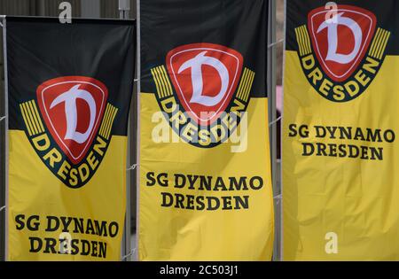 Dresda, Germania. 26 Giugno 2020. Bandiere con la Dynamologo si stanno sventolando nel vento durante l'apertura del nuovo centro di addestramento della SG Dynamo Dresden chiamato 'AOK Plus Walter-Fritzsch-Akademie'. Credit: Robert Michael/dpa-Zentralbild/dpa/Alamy Live News Foto Stock