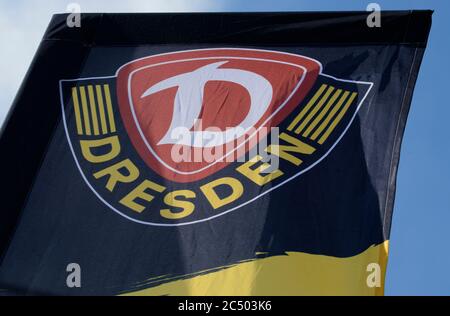 Dresda, Germania. 26 Giugno 2020. Una bandiera con il Dynamologo svetta nel vento durante l'apertura del nuovo centro di addestramento della SG Dynamo Dresden chiamato 'AOK Plus Walter-Fritzsch-Akademie'. Credit: Robert Michael/dpa-Zentralbild/dpa/Alamy Live News Foto Stock