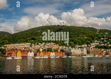 Vista degli antichi edifici commerciali anseatici di Bryggen, un sito patrimonio dell'umanità, dall'altra parte del porto di Bergen, Norvegia. Foto Stock
