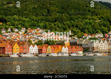 Vista degli antichi edifici commerciali anseatici di Bryggen, un sito patrimonio dell'umanità, dall'altra parte del porto di Bergen, Norvegia. Foto Stock