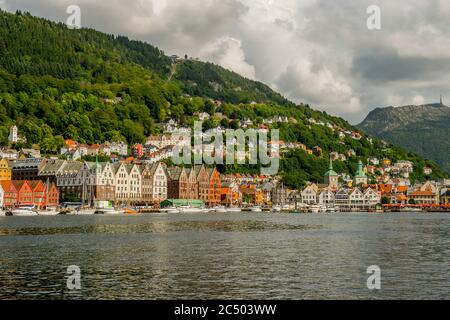 Vista degli antichi edifici commerciali anseatici di Bryggen, un sito patrimonio dell'umanità, dall'altra parte del porto di Bergen, Norvegia. Foto Stock