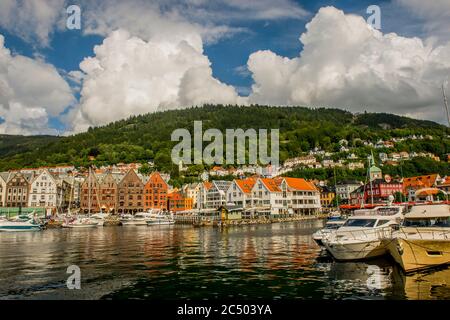 Vista degli antichi edifici commerciali anseatici di Bryggen, un sito patrimonio dell'umanità, dall'altra parte del porto di Bergen, Norvegia. Foto Stock