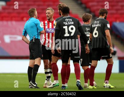 L'arbitro Michael Salisbury parla al Dean Moxey di Exeter City (seconda a sinistra) prima di mostrargli la carta rossa durante la partita finale di due Play-Off della Sky Bet League al Wembley Stadium di Londra. Foto Stock