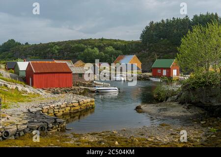 Vista delle tradizionali capanne da pesca presso il Museo costiero sull'isola di Ooy, Oygarden vicino a Bergen, Norvegia. Foto Stock