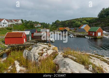 Vista delle tradizionali capanne da pesca presso il Museo costiero sull'isola di Ooy, Oygarden vicino a Bergen, Norvegia. Foto Stock