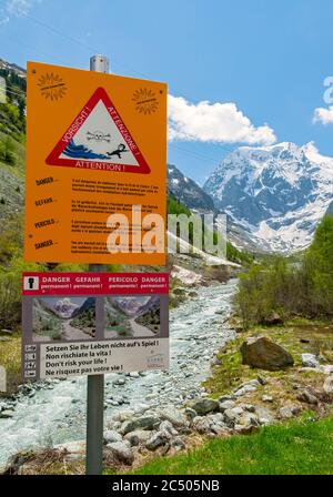 Svizzera, Cantone Vallese, Val d'Herens, Arolla, cartello di allarme multilingua per le inondazioni Foto Stock