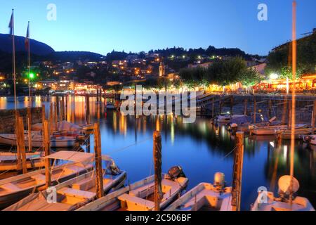 Scena notturna della bellissima località di Ascona sul Lago maggiore nel Cantone Ticino, Svizzera. Foto Stock