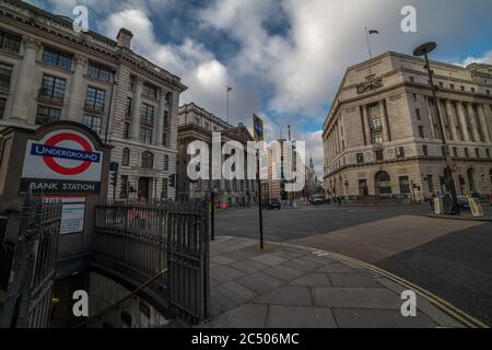 Una vista generale della strada intorno alla stazione della metropolitana di Bank nel quartiere finanziario della City of London. Foto Stock