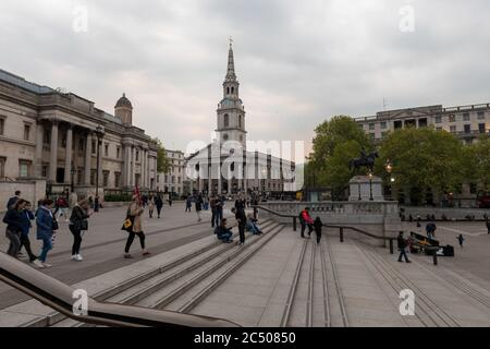 I terreni fuori dalla Galleria Nazionale con vista di St. Martin-in-the-field sullo sfondo in una giornata nuvolosa a Westminster, Londra. Foto Stock