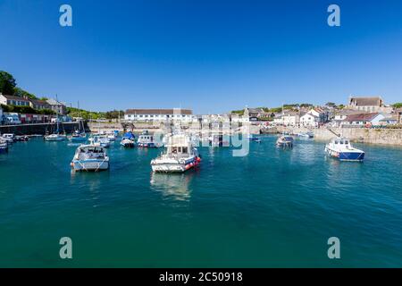 Bella giornata di sole a Porthleven Harbour Cornwall Inghilterra UK Europa Foto Stock