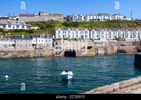 Il porto esterno di Porthleven Cornwall in una bella giornata di sole. Inghilterra Regno Unito Europa Foto Stock