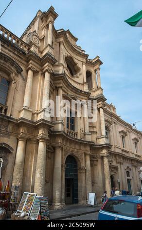 San Carlo al corso è una chiesa cattolica in stile barocco, conosciuta anche come Collegiata di noto, Sicilia, Italia Foto Stock