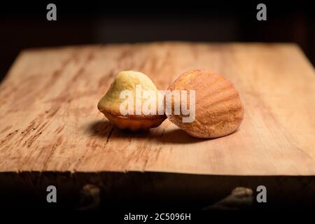 due madeleine francesi su una tavola di legno Foto Stock