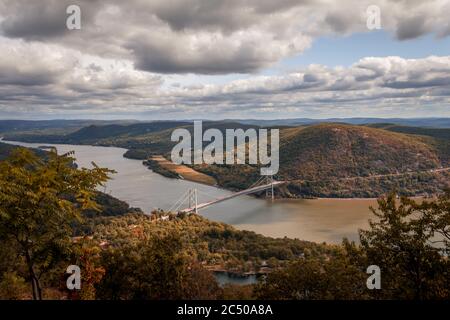 Bear Mountain state Park e Bridge sul fiume Hudson, fogliame delle prime falle Foto Stock