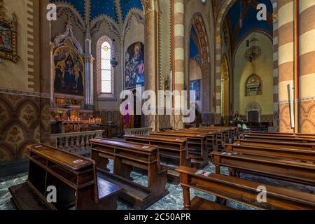 Rampe di legno lungo altari e colonne all'interno di San Lorenzo - una cattedrale cattolica romana, chiamata Duomo di Alba, Italia. Foto Stock